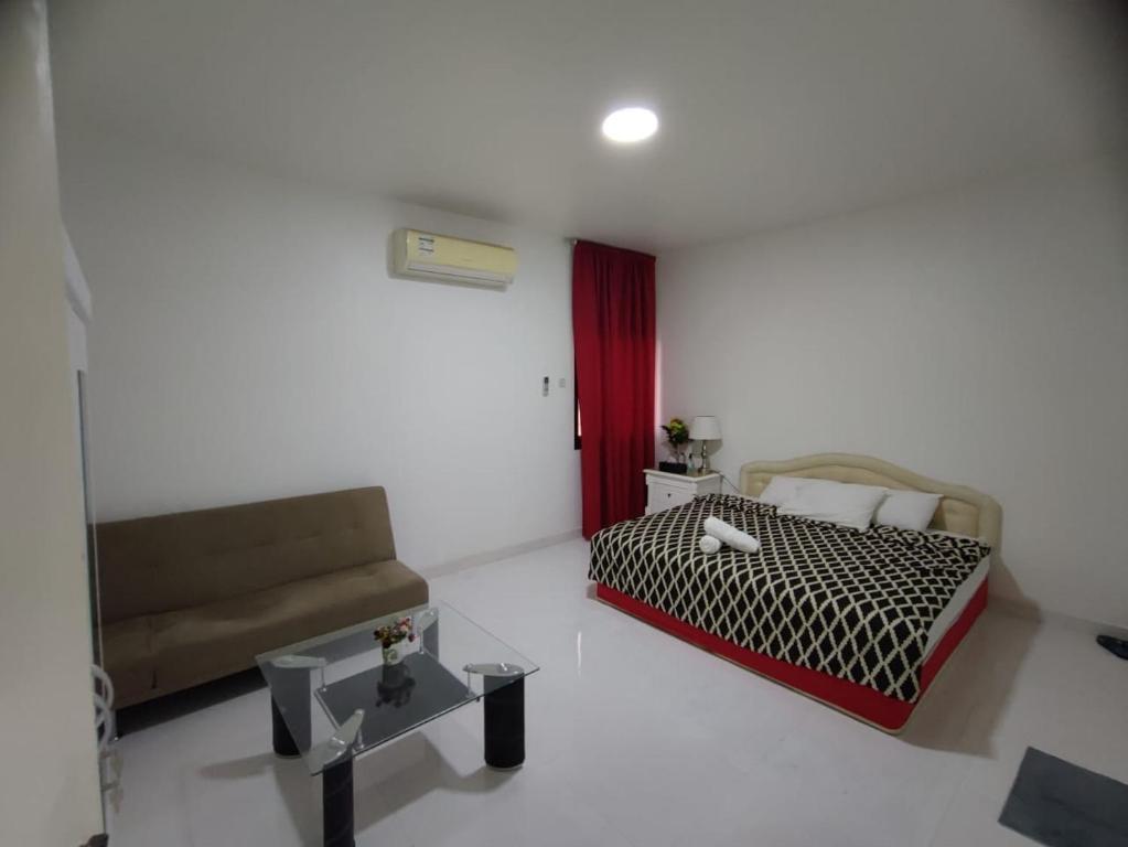 Postel nebo postele na pokoji v ubytování Guest house in New kwaitat near Al Ain Mall