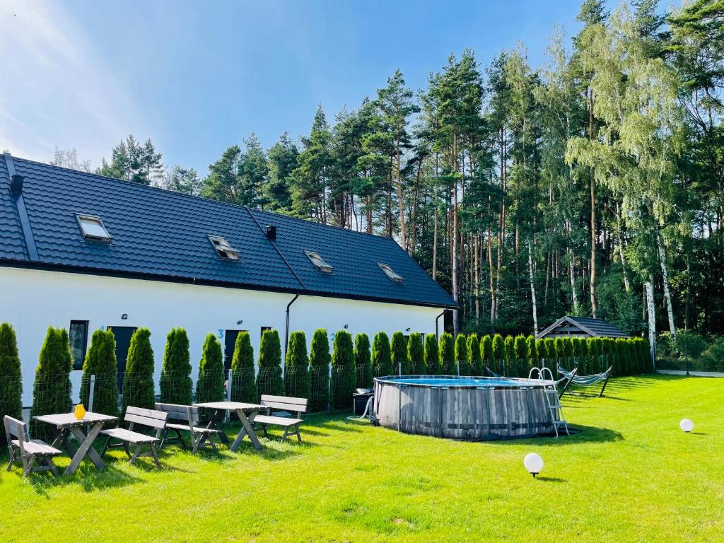 podwórko ze stołem, ławkami i pingiem w obiekcie Port Przewłoka - Apartamenty w Ustce