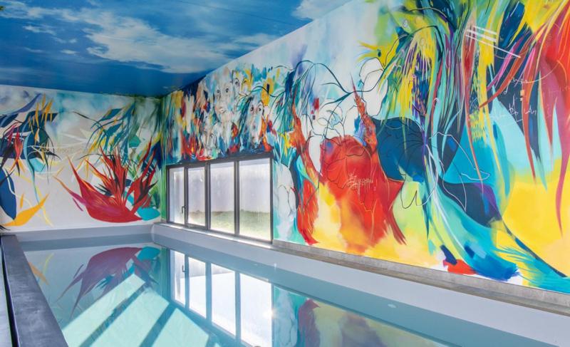 Cette chambre est dotée d'une fresque murale colorée. dans l'établissement VILLA juganoma, à Royan