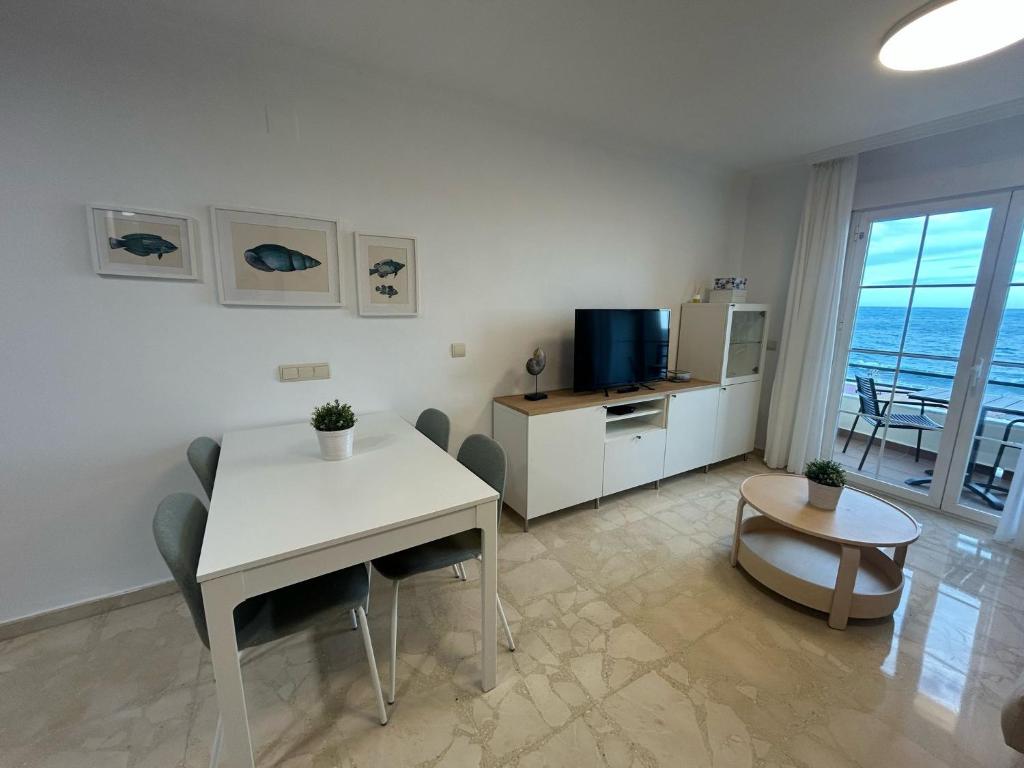 Televízia a/alebo spoločenská miestnosť v ubytovaní Maravilloso apartamento en primera linea de playa con vistas al mar en Caleta de Vélez 2 C
