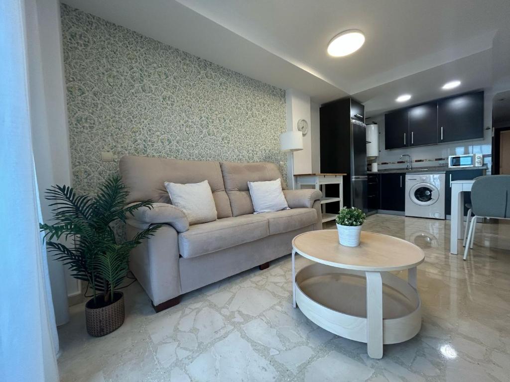 Kuchyňa alebo kuchynka v ubytovaní Maravilloso apartamento en primera linea de playa con vistas al mar en Caleta de Vélez 2 C