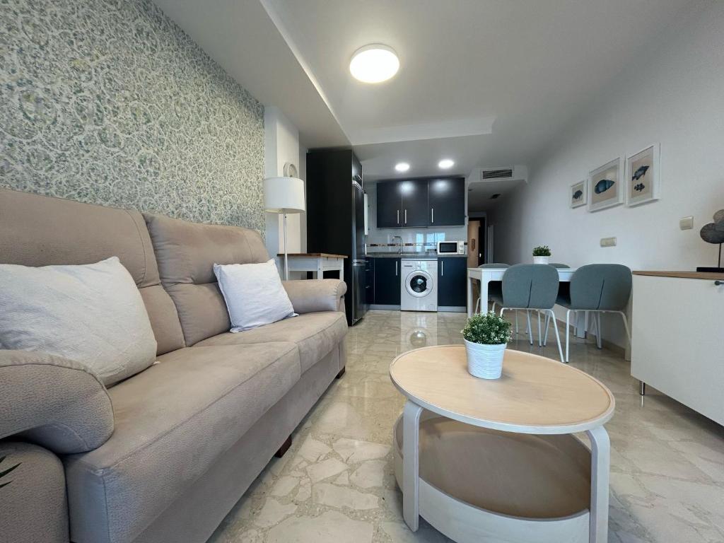 Kuchyňa alebo kuchynka v ubytovaní Maravilloso apartamento en primera linea de playa con vistas al mar en Caleta de Vélez 2 C