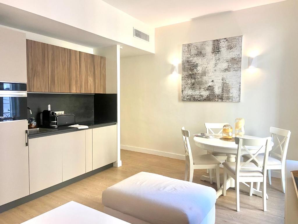 une cuisine et une salle à manger avec une table et des chaises dans l'établissement Elegant 2P Rue Meynadier 350 m Palais & beaches, à Cannes