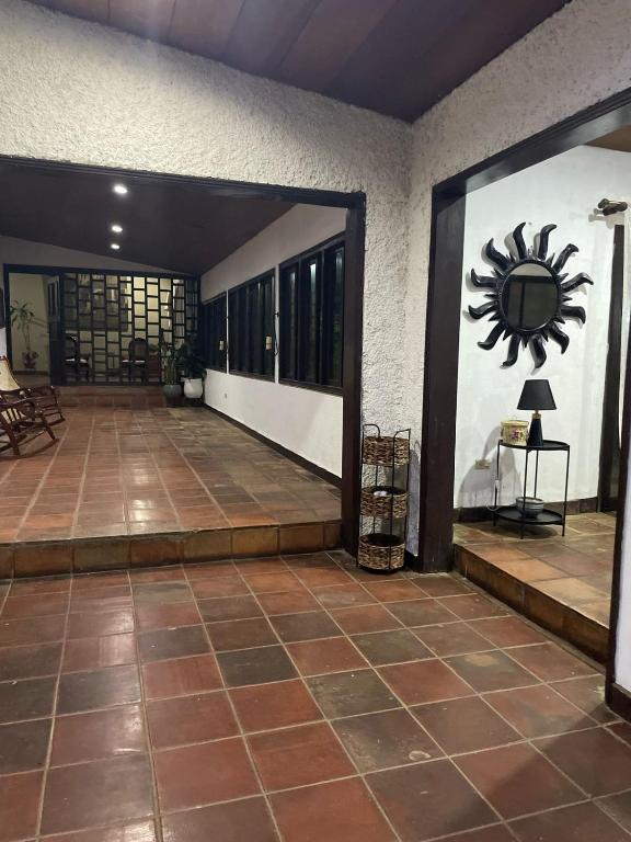 Cette grande chambre dispose de carrelage et d'une grande fenêtre. dans l'établissement Casa Veraniega león, à León