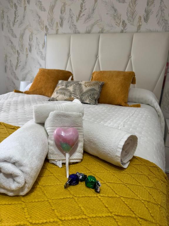 a bedroom with two beds with white sheets and a pink bowl at Piso La Cumbre - CEE in Cee