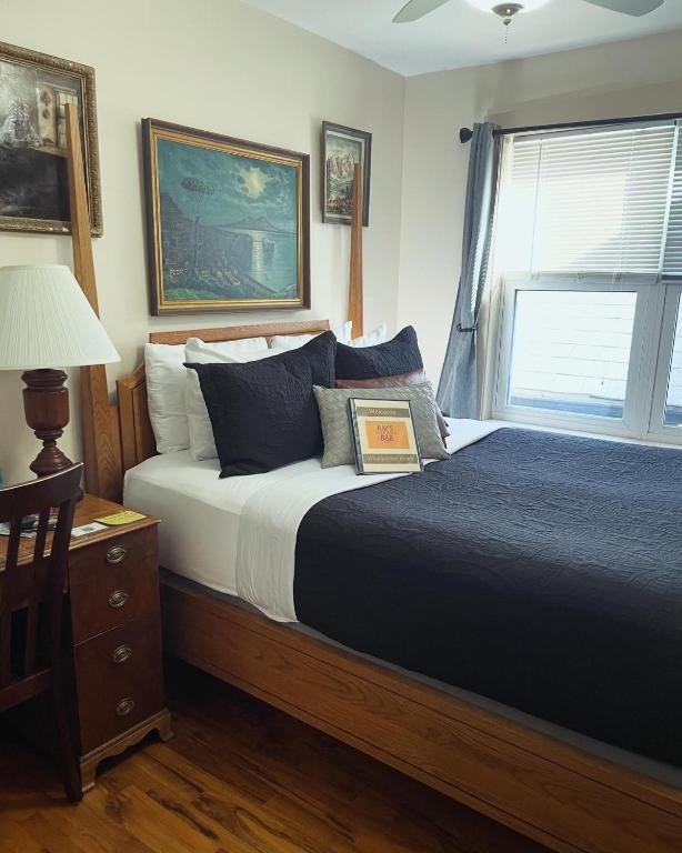 Ray's Bucktown Bed and Breakfast - Queen Room