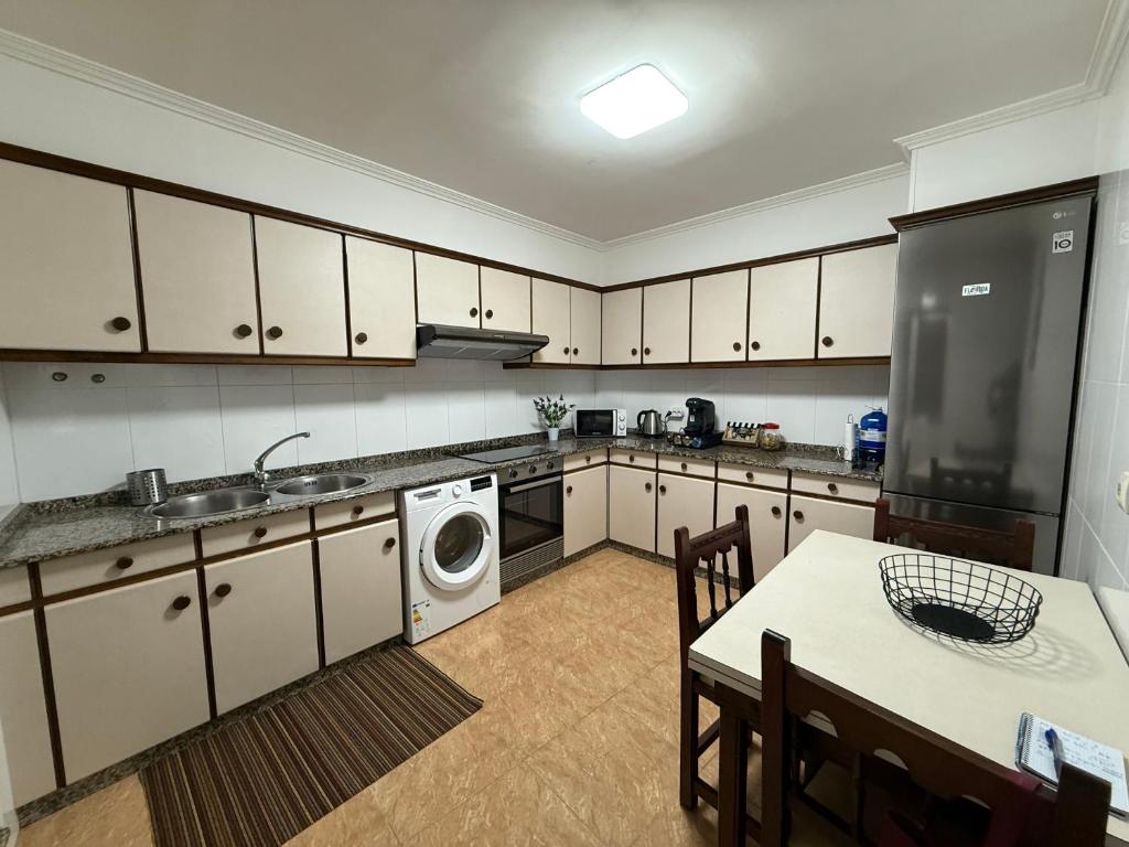 A kitchen or kitchenette at Piso Vacaciones en el mar