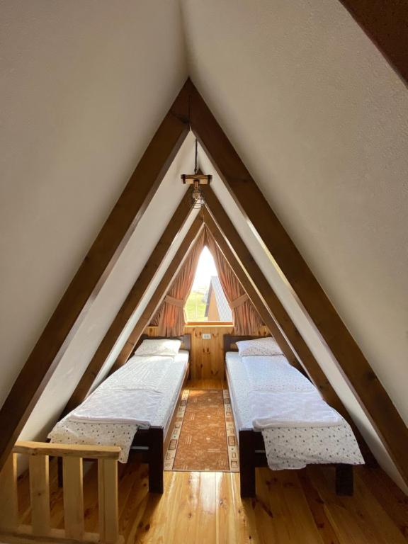 Postel nebo postele na pokoji v ubytování Bungalows Ivan