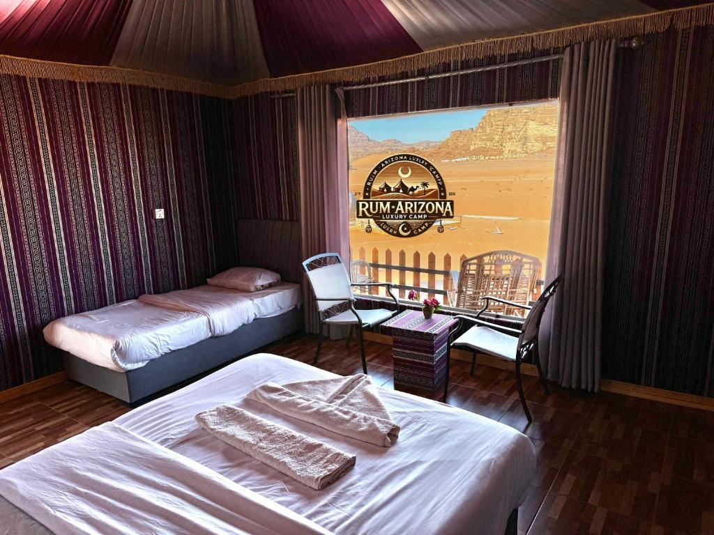 En eller flere senge i et værelse på RUM ARIZONA lUXURY CAMP
