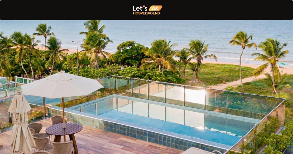 una piscina con vista sulla spiaggia di Let's AX Fortune a Tambaú