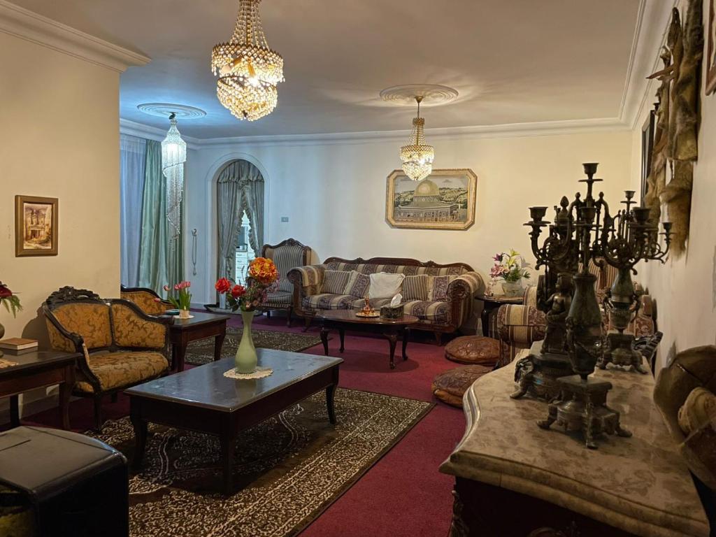 アンマンにあるzainab houseのリビングルーム(ソファチェア、テーブル付)