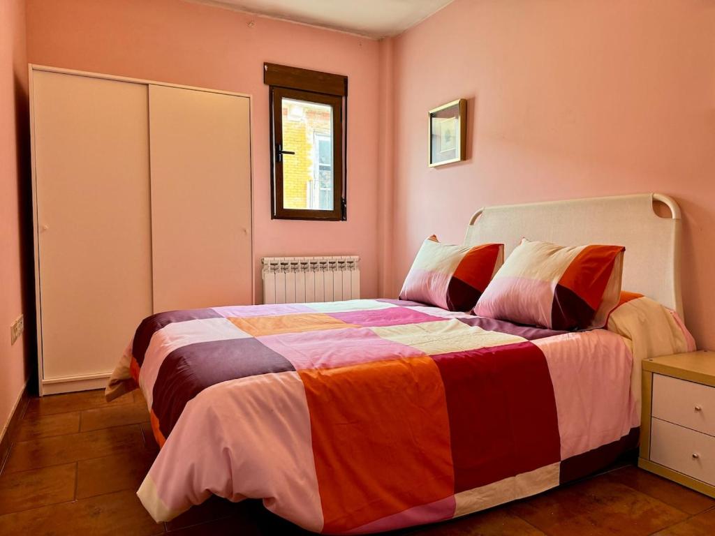 Postel nebo postele na pokoji v ubytování Casa acogedora en el centro histórico de Cuéllar
