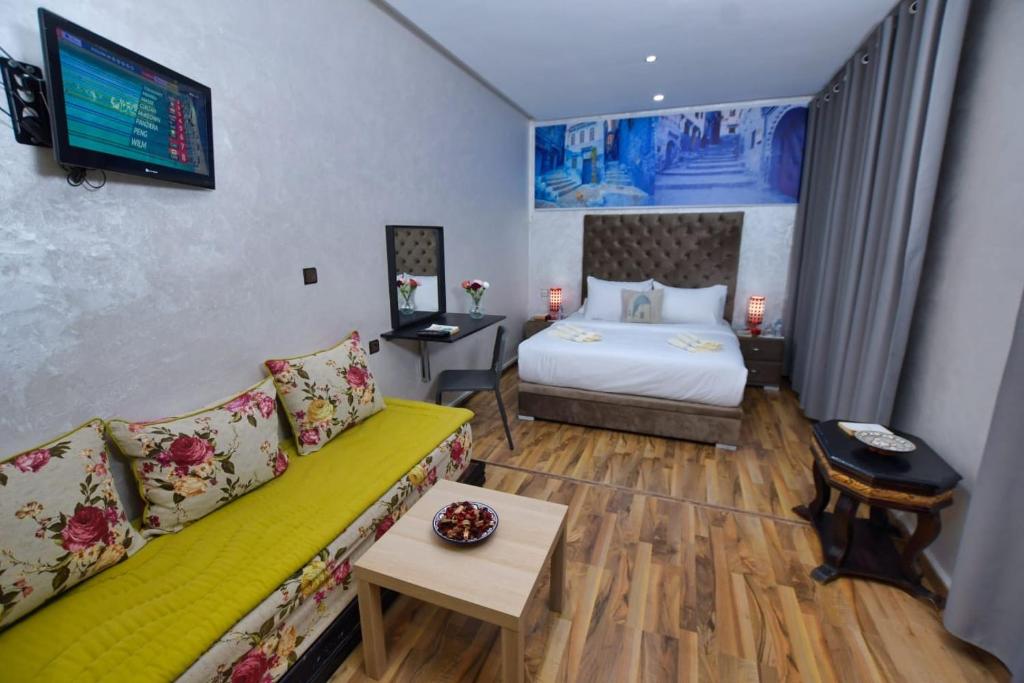 Postel nebo postele na pokoji v ubytování Hotel Dar Annasr