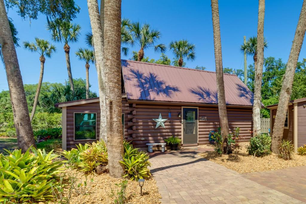 Vonkajšia záhrada v ubytovaní Fish On-Site Okeechobee Cabin with Pool Access