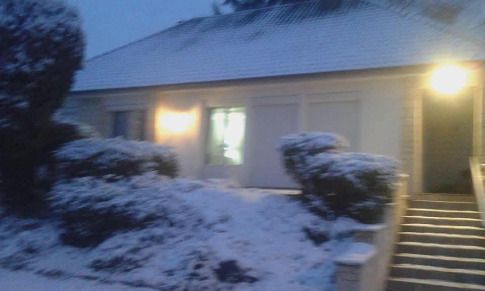 une maison avec de la neige à l'avant dans l'établissement Maison familiale en Normandie, à Breteuil-sur-Iton