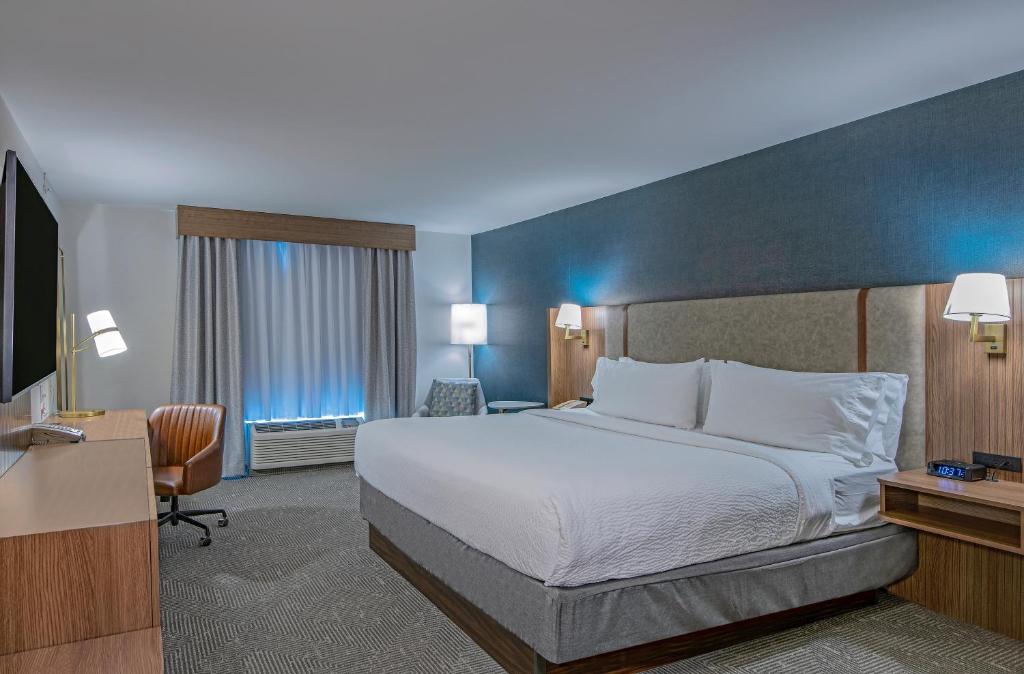 Postel nebo postele na pokoji v ubytování Holiday Inn Hotel and Suites-Kamloops by IHG