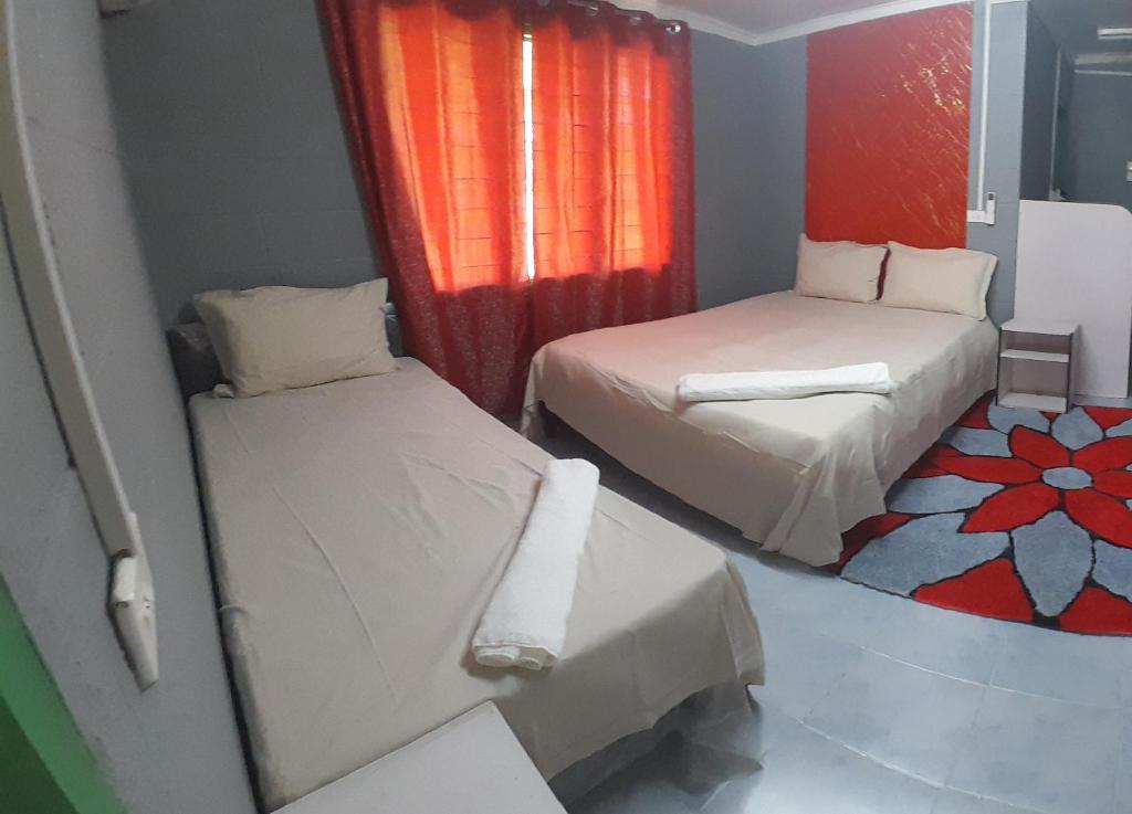 une petite chambre avec deux lits et une fenêtre dans l'établissement Accommodation AirB&B Fiji, à Nadi