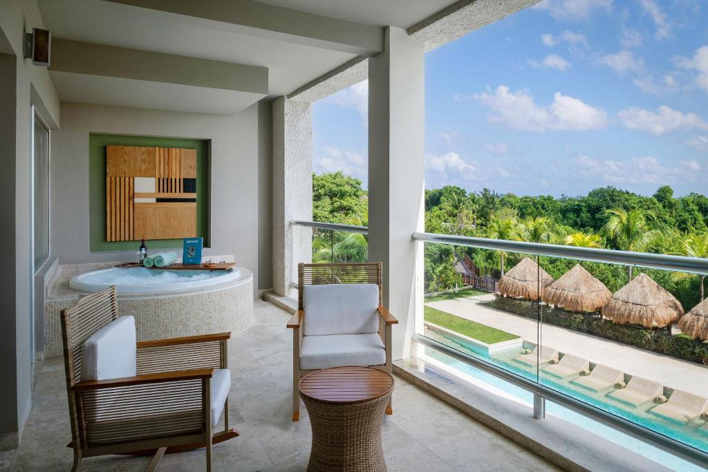 Bazén v ubytování Paradisus La Perla - Adults Only - Riviera Maya - All Inclusive nebo v jeho okolí