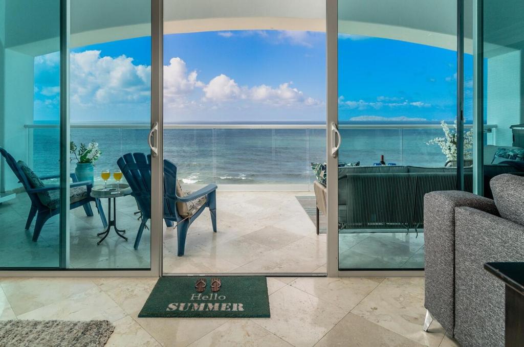 ロサリトにあるAmazing Ocean View, Heated Pools, Spas, Gym, Saunaの海の見えるリビングルーム