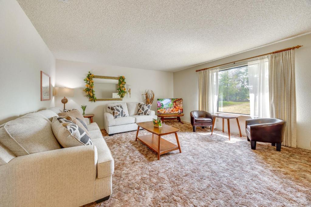 Posezení v ubytování Boat, Fish and Golf Coarsegold Retreat with Hot Tub