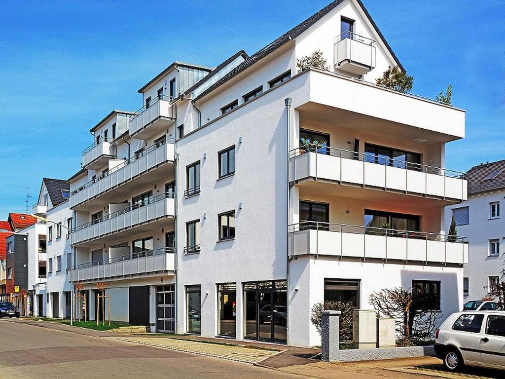 un edificio blanco con balcones en una calle en Ferienwohnung Bellgardt en Langenargen