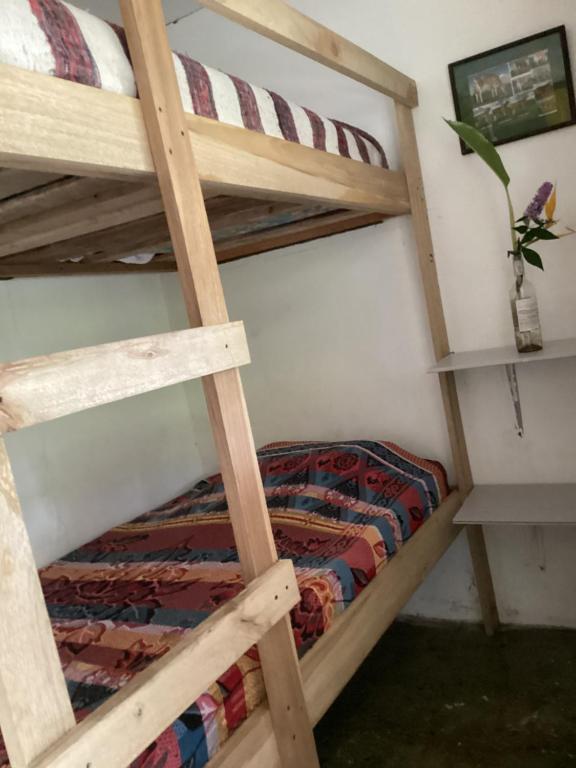 una camera con due letti a castello in una stanza di Las Hamacas Mountain Hostal Habitación #5 a Villamaría