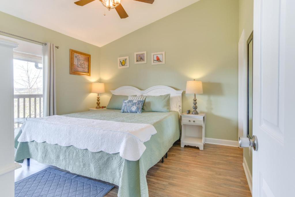 Postel nebo postele na pokoji v ubytování Branson Condo with Views - Near Silver Dollar City!