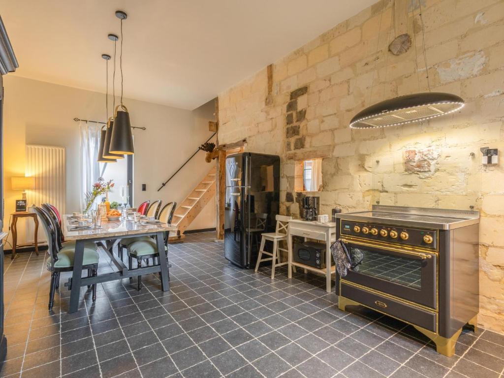 Kuchyň nebo kuchyňský kout v ubytování Maison Cuberdon