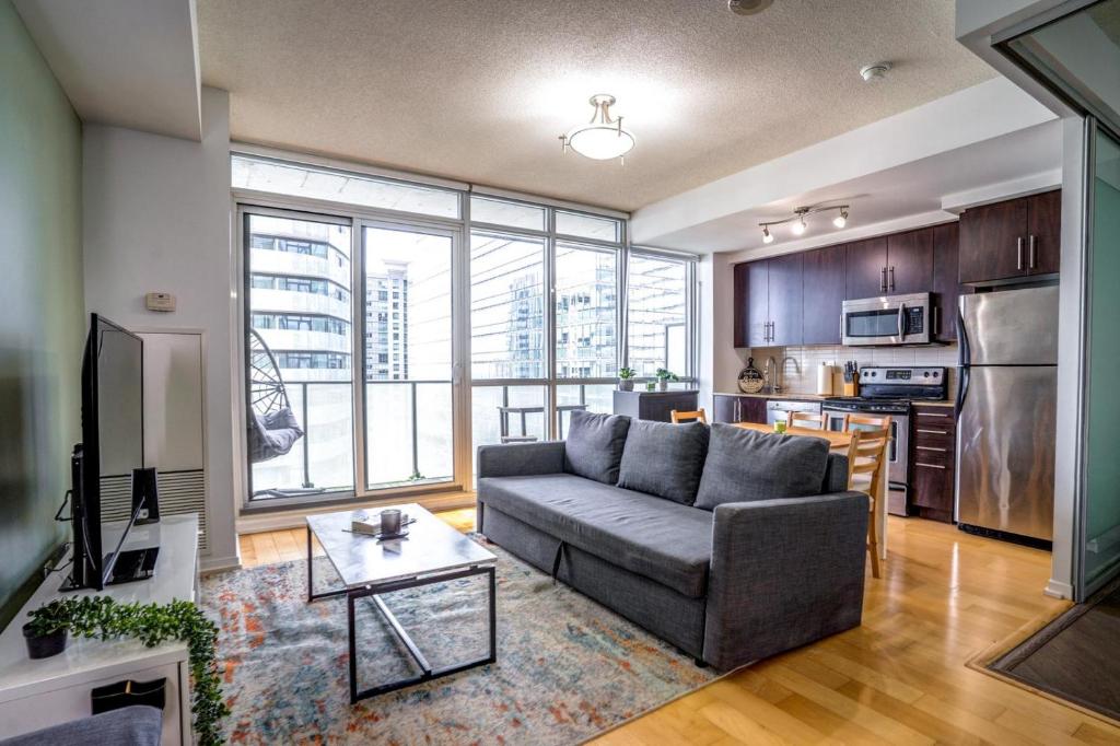 toronto midtown spacious room 2