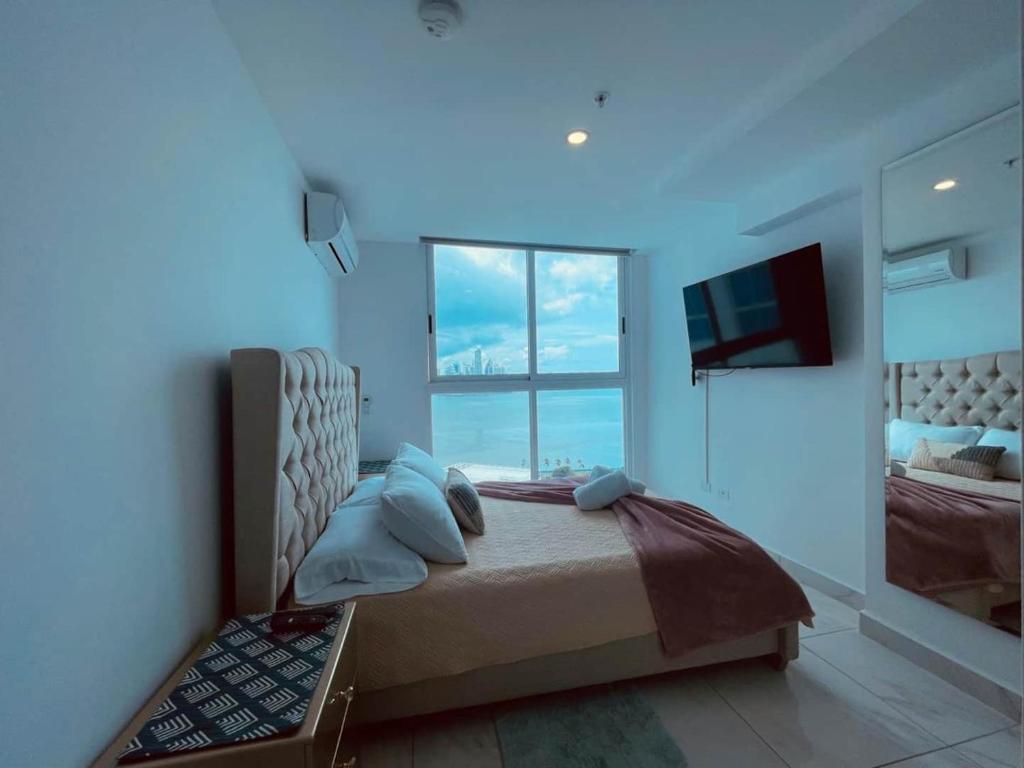 Postel nebo postele na pokoji v ubytování Skyline Seaview Suite Infinity Pool Rooftop