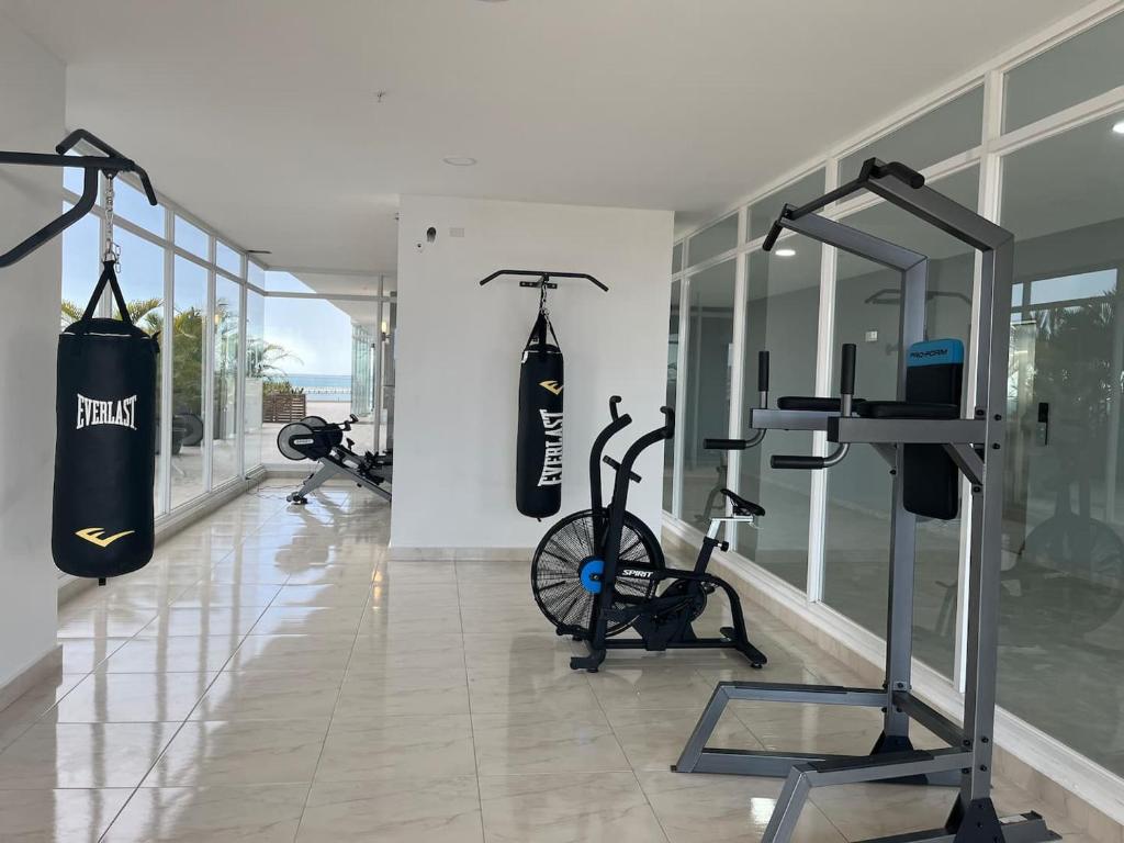 Fitness centrum a/nebo fitness zařízení v ubytování Skyline Seaview Suite Infinity Pool Rooftop