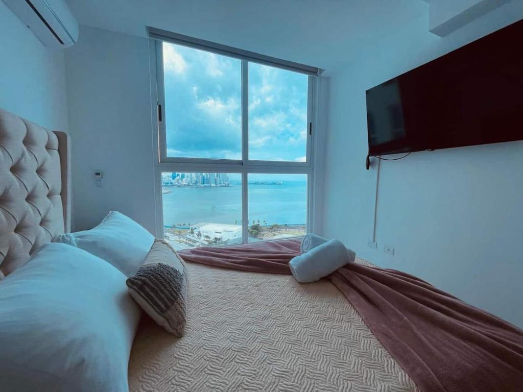 Postel nebo postele na pokoji v ubytování Skyline Seaview Suite Infinity Pool Rooftop
