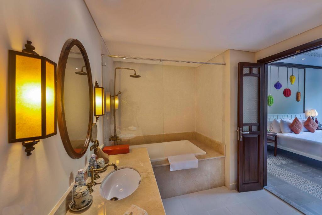 Giường trong phòng chung tại Cozy Original Hoi An Hotel