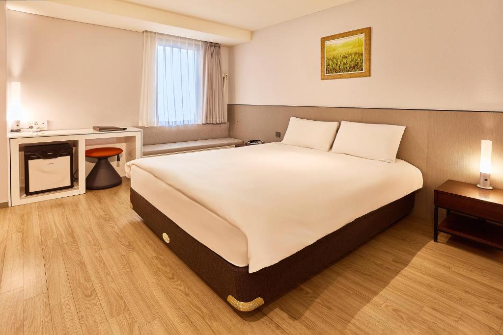 Postel nebo postele na pokoji v ubytování Hotel Thomas Myeongdong