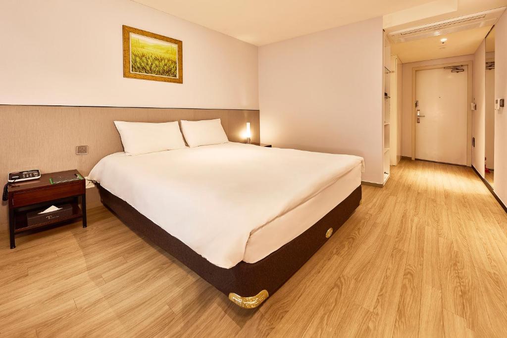 Postel nebo postele na pokoji v ubytování Hotel Thomas Myeongdong
