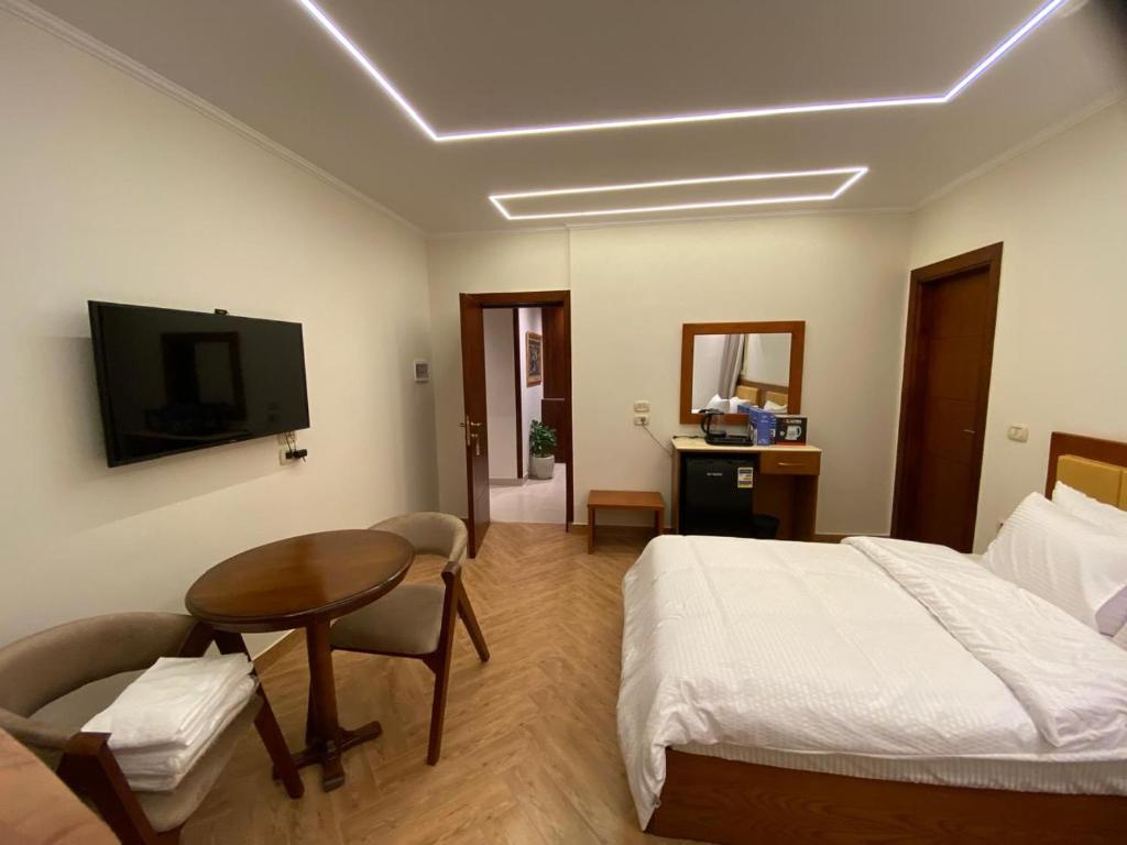 TV a/nebo společenská místnost v ubytování Three Pyramids Boutique Hotel