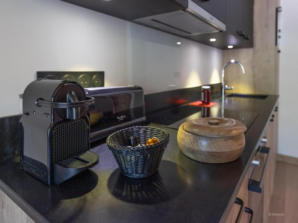 Photo de la galerie de l'établissement Chalet in Chantemerle with Sunny Ski Slopes, à Saint-Chaffrey