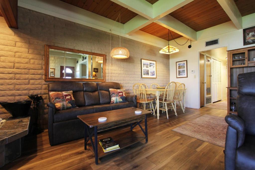 un soggiorno con un divano e un tavolo di TKC0604 - Betty Ann's Place condo a South Lake Tahoe