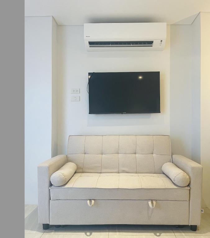 Area soggiorno di Condo with Private Beach at Tambuli Beach Resort near Airport in Cebu