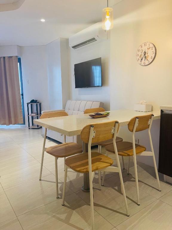TV o dispositivi per l'intrattenimento presso Condo with Private Beach at Tambuli Beach Resort near Airport in Cebu