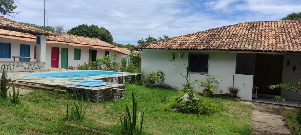 a house with a swimming pool in a yard at Sitio pousada Santo Antônio in Itaporanga dʼAjuda