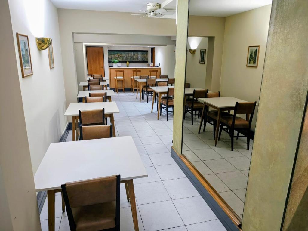 Um restaurante ou outro lugar para comer em Hotel Milena