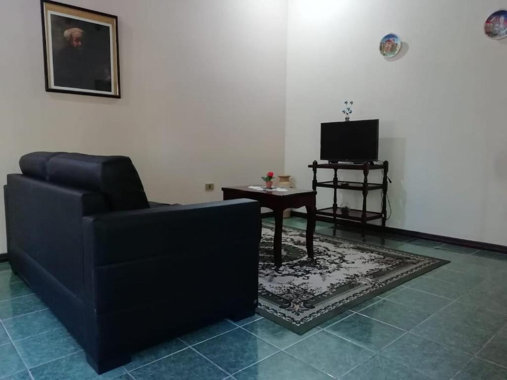 アスンシオンにあるSpacious apartment on the second floorのソファとテーブルとテレビのあるリビングルーム