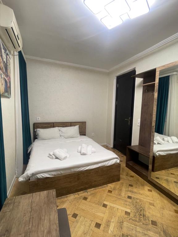 Postel nebo postele na pokoji v ubytování Hotel Tiflis Town