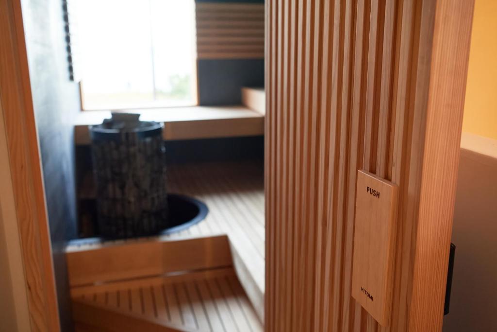 una puerta que da a una habitación con ventana en furaha, en Iwamicho
