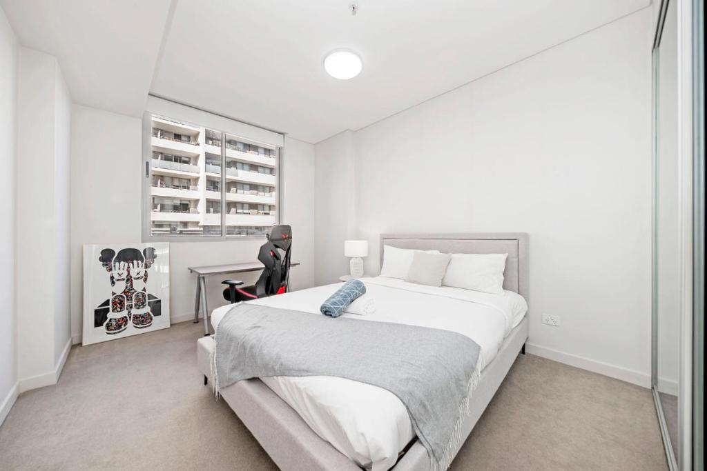 Postel nebo postele na pokoji v ubytování Modern 2BR Apt in Merrylands