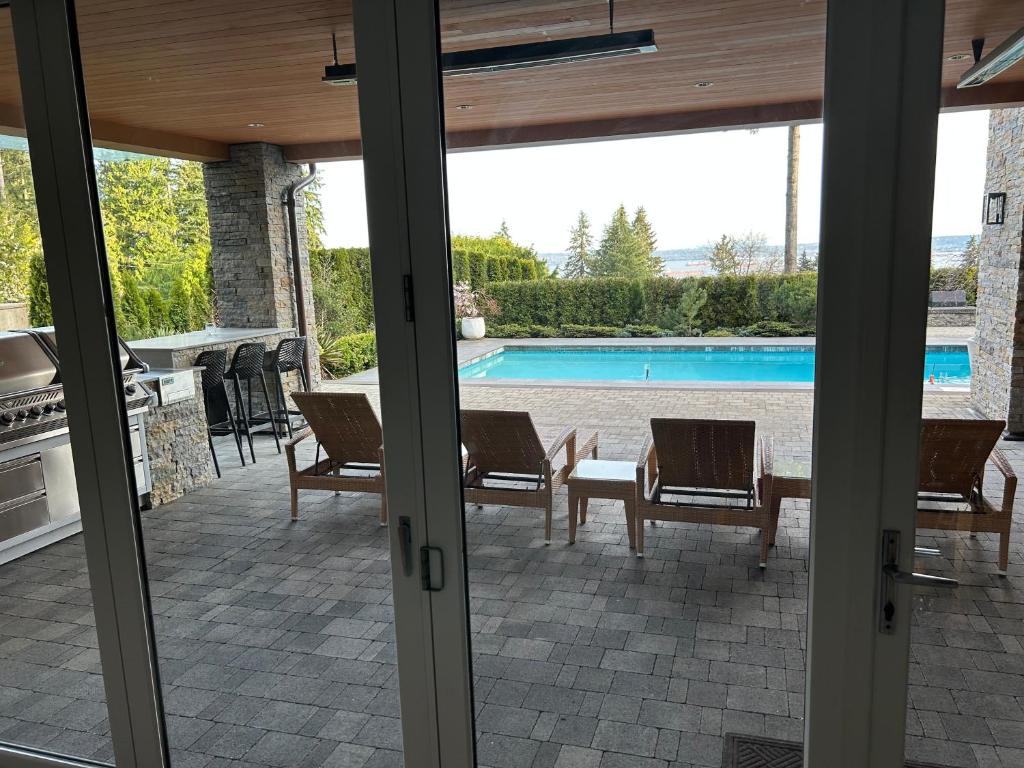 Bazén v ubytování Luxury accomodation in West Vancouver nebo v jeho okolí