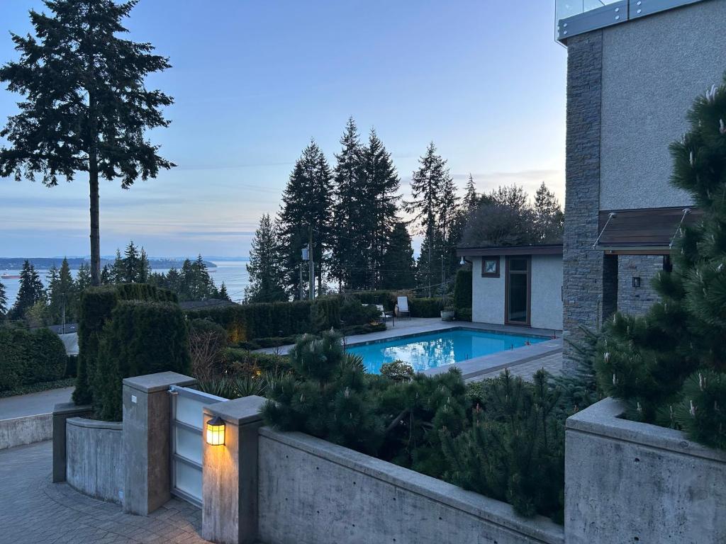 Bazén v ubytování Luxury accomodation in West Vancouver nebo v jeho okolí