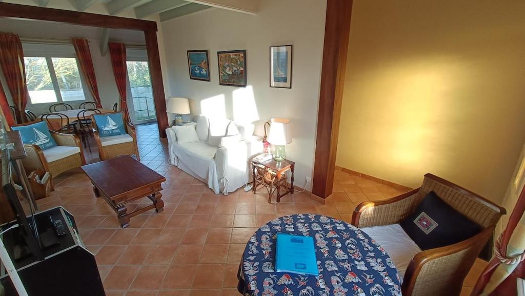 un salon avec un canapé et une table dans l'établissement Maison 3 chambres 6 lits 82 m2, à Saint-Quay-Portrieux