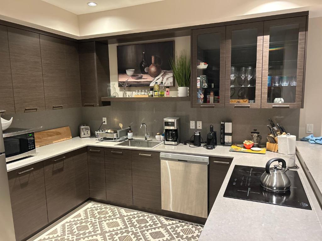 Kuchyň nebo kuchyňský kout v ubytování Luxury accomodation in West Vancouver
